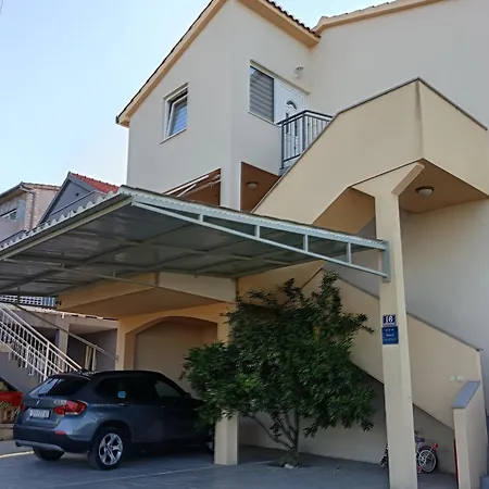 Apartment Lana I Natali *